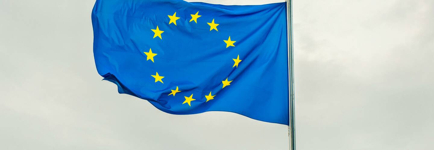 EUn tähtilippu liehuu tuulessa.